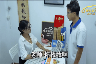 Anh nhân viên may mắn được phục vụ gái xinh hàng đẹp